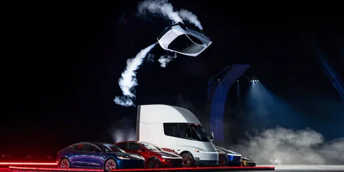 Tesla показала летающий спорткар Roadster с технологиями SpaceX за $250 000